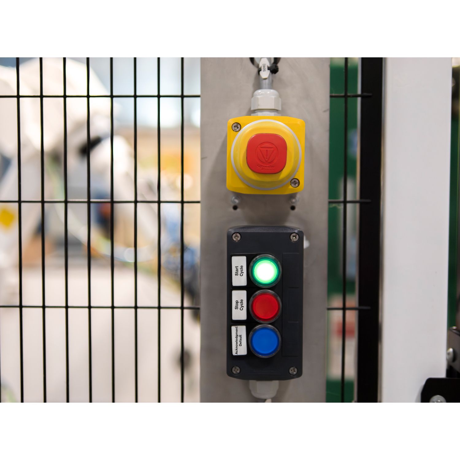 Picture of Key switch selector head, Harmony XB5, plastic, black, 22mm, key 455, 3 positions, spring return to center