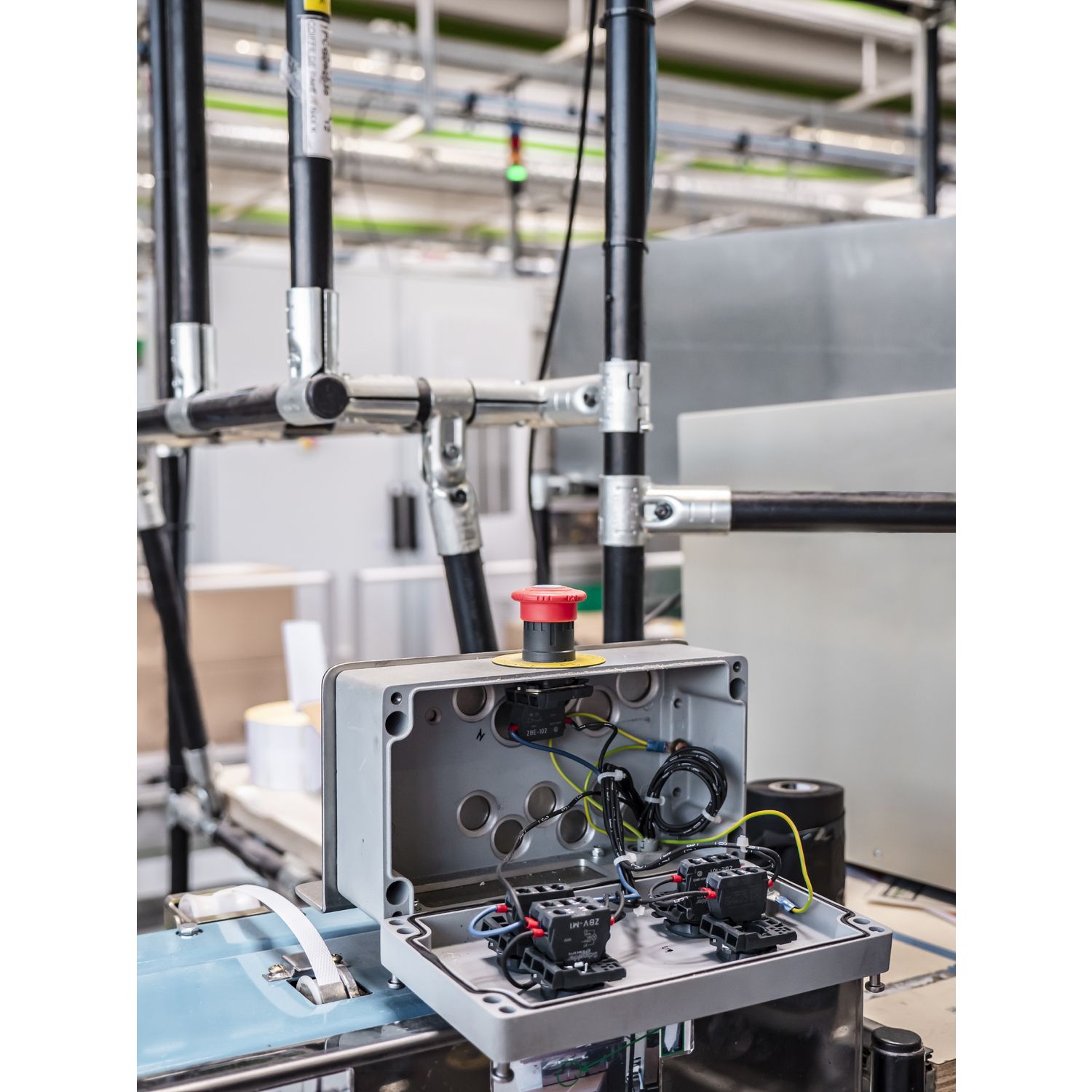 Picture of Single contact block with body fixing collar, Harmony XB5, plastic, screw clamp terminal, 2NC