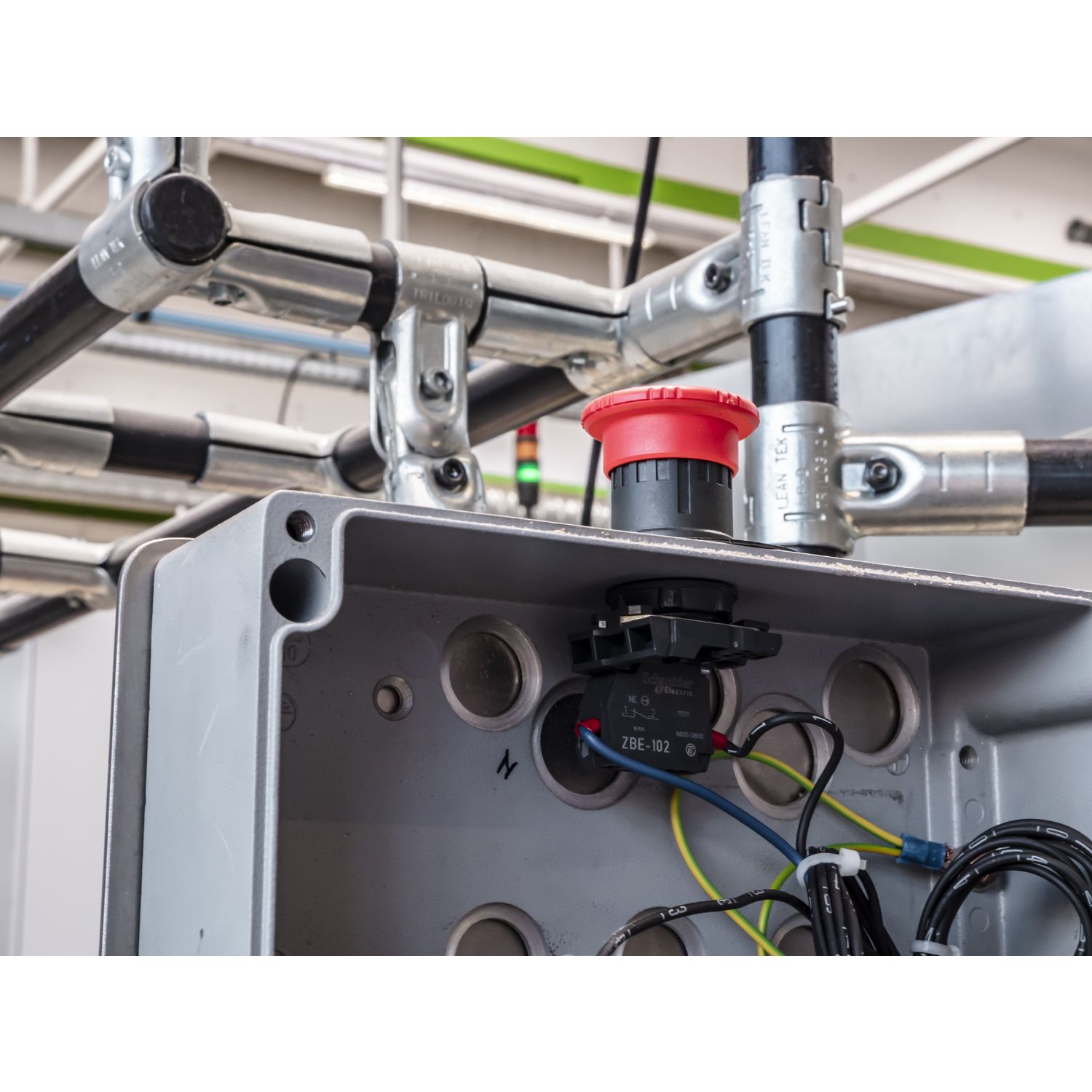 Picture of Single contact block with body fixing collar, Harmony XB5, plastic, screw clamp terminal, 2NC