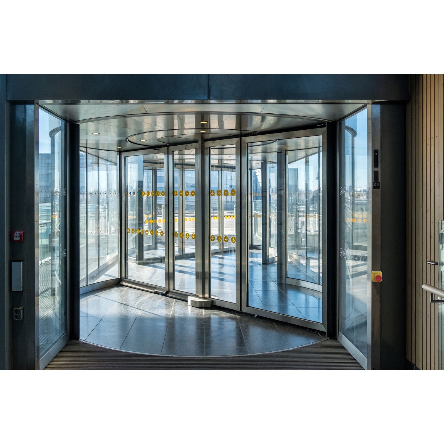 Picture of Monolithic emergency stop, Harmony XB7, plastic, red mushroom 40mm, 22mm, latching turn to release, 1NO+1NC