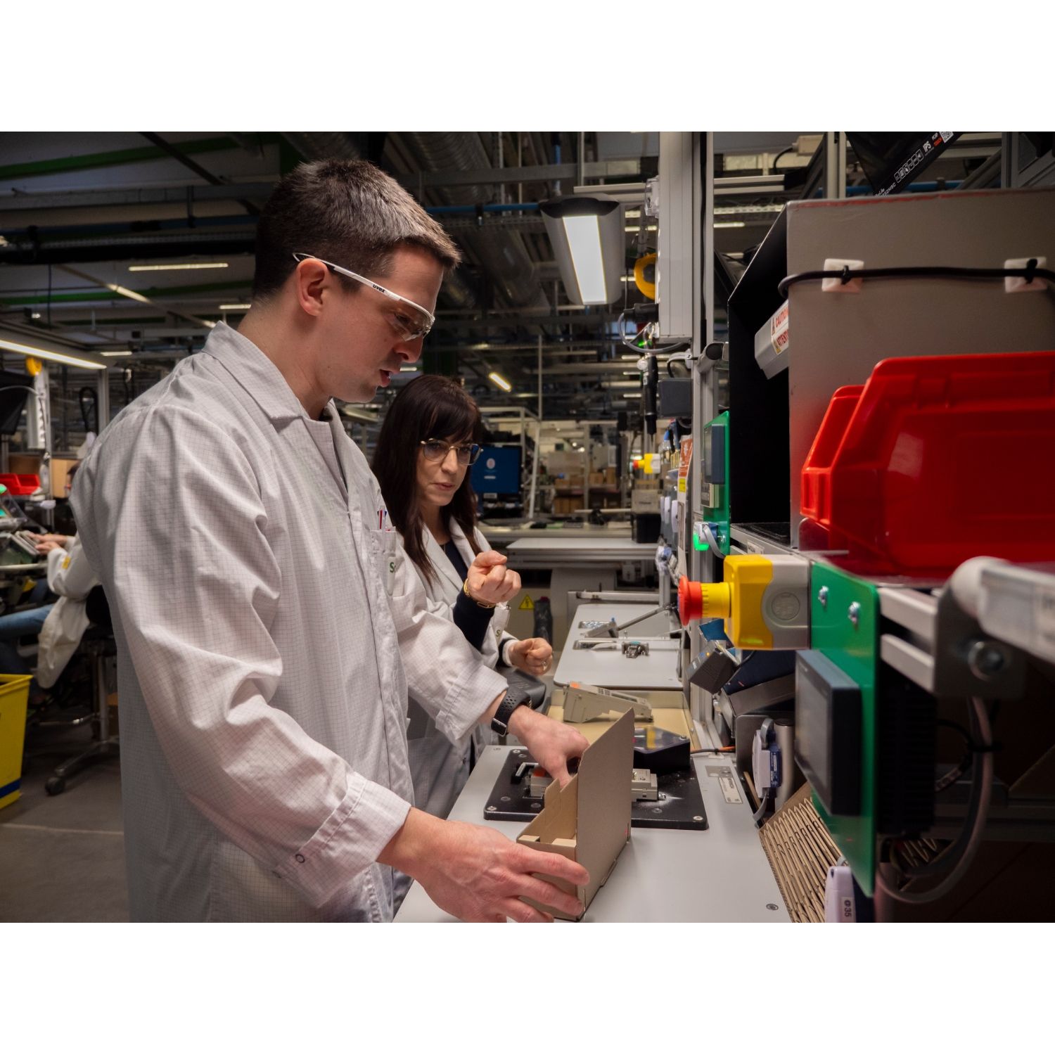 Picture of Empty control station, Harmony XALD XALK, plastic, yellow, 1 cut-out, unmarked, UL/CSA certified