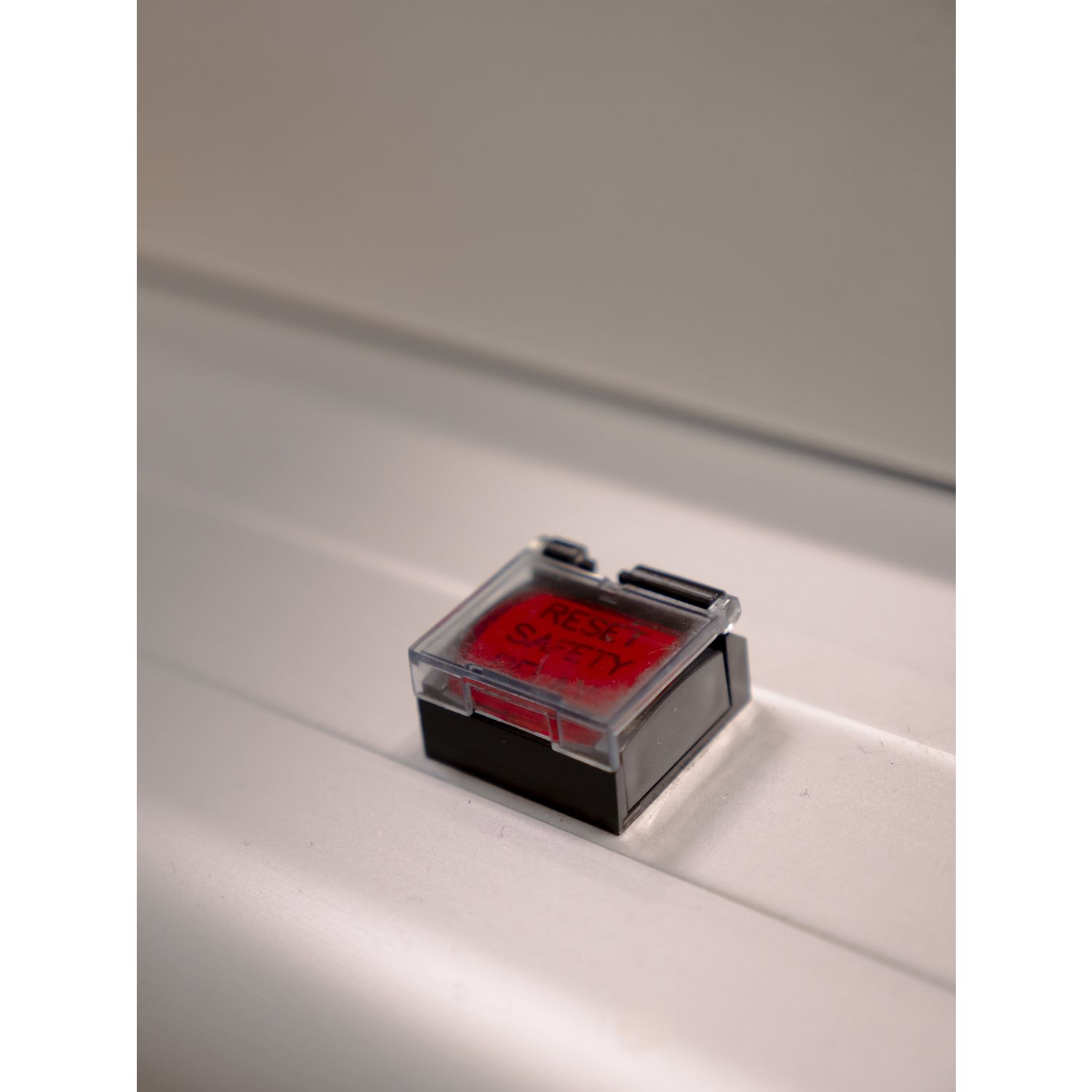 Picture of Head for emergency stop push button, Harmony XB6, red mushroom 30mm, 16mm, trigger latching turn to release, unmarked
