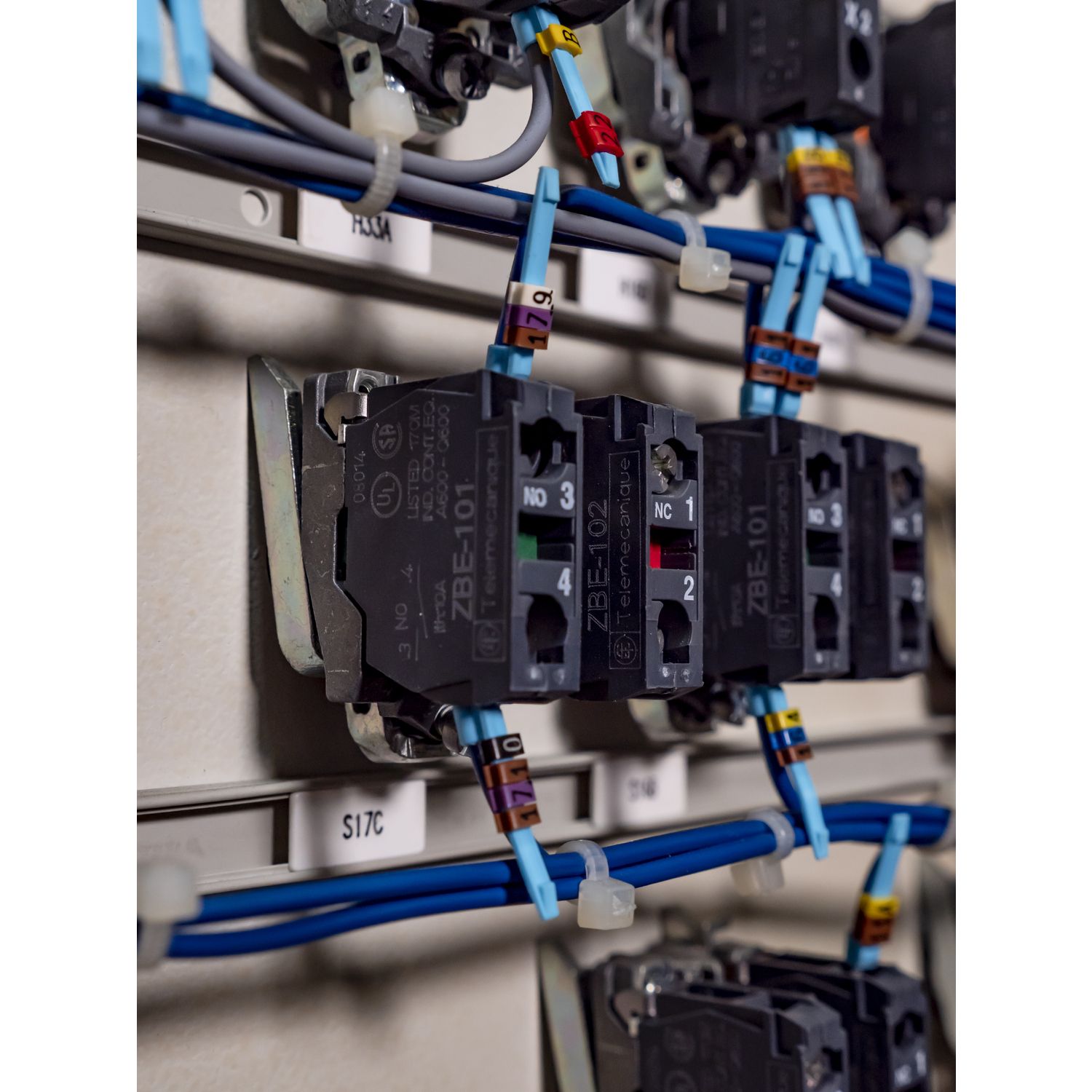 Picture of Complete selector switch, Harmony XB4, Explosive atmosphere, swith 3 positions spring return