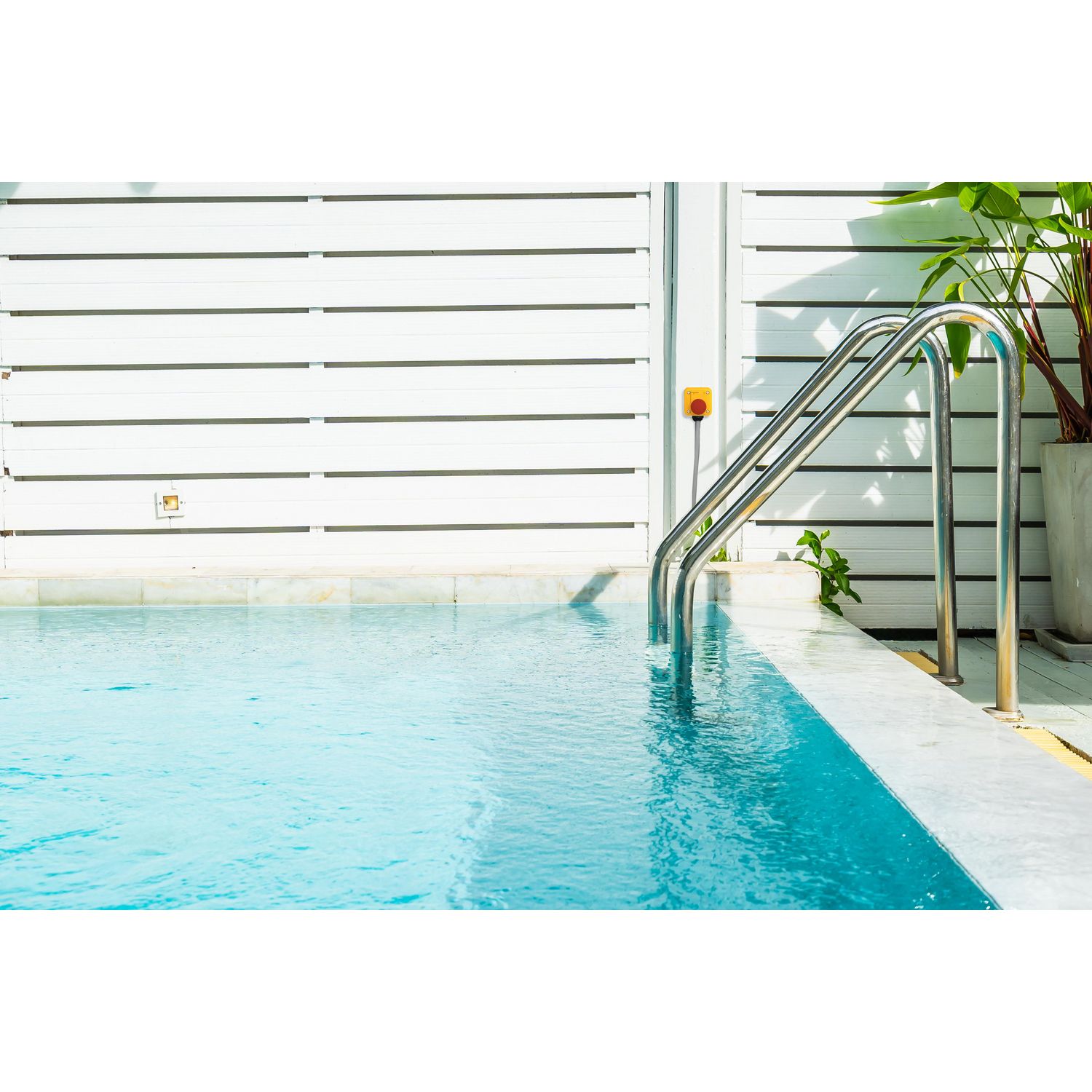 Picture of Control station, Harmony XALD XALK, plastic, yellow lid, 1 red mushroom push button 40mm, turn to release, 1NC