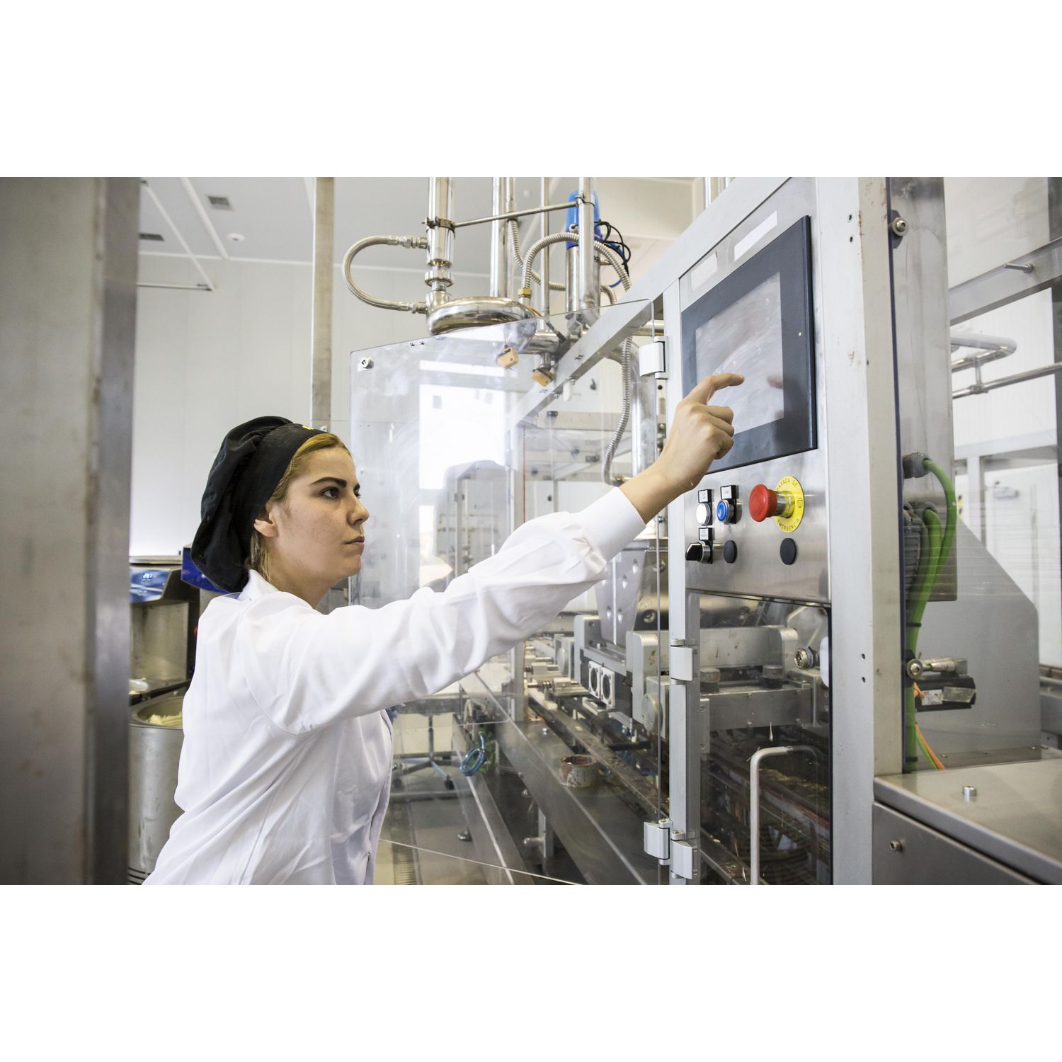 Picture of Push-to-test pilot light, Harmony XB4, metal, amber, universal LED, screw clamp terminals, 110...120V