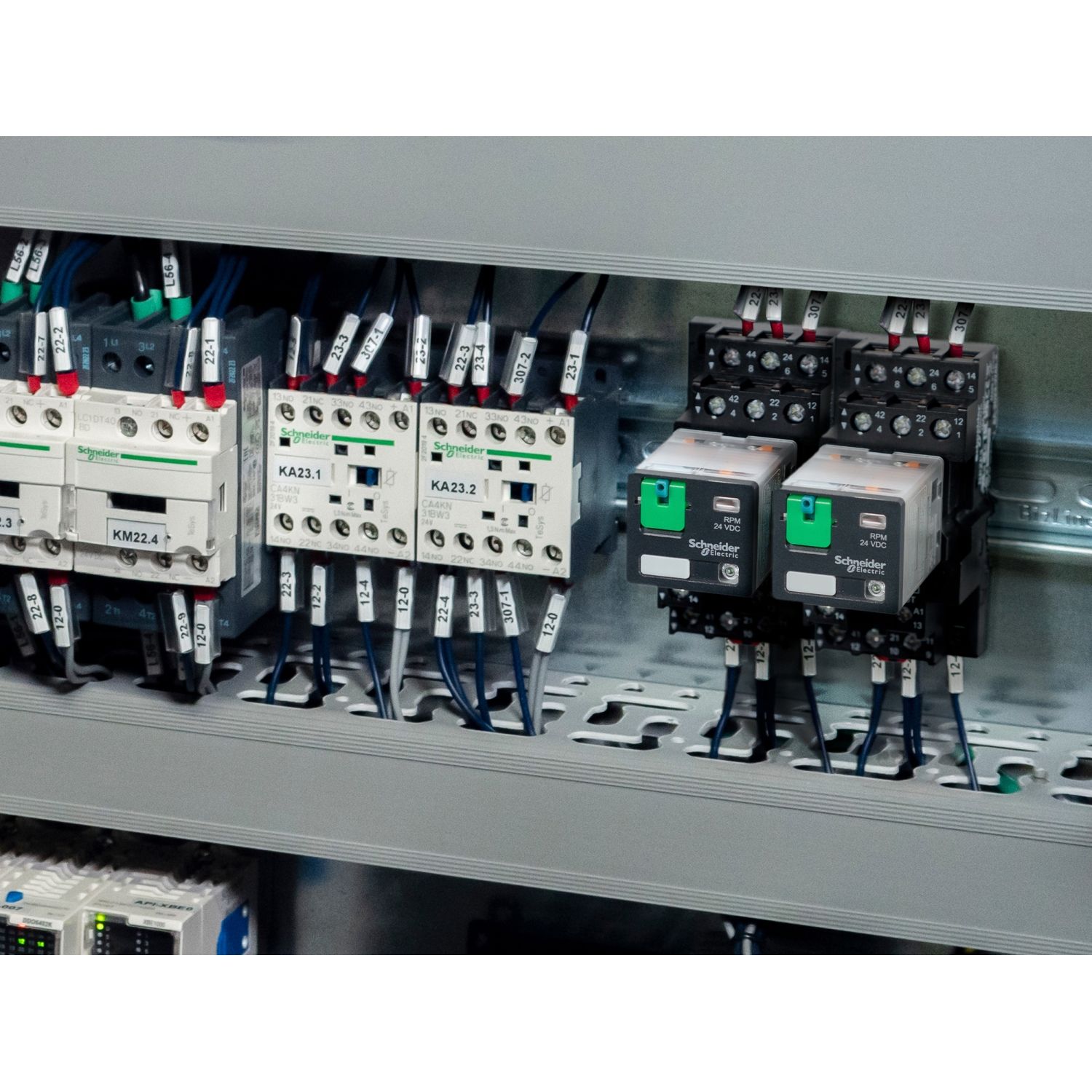 Picture of plug-in relay, Harmony electromechanical relays, 15A, 1CO, lockable test button, 24V DC