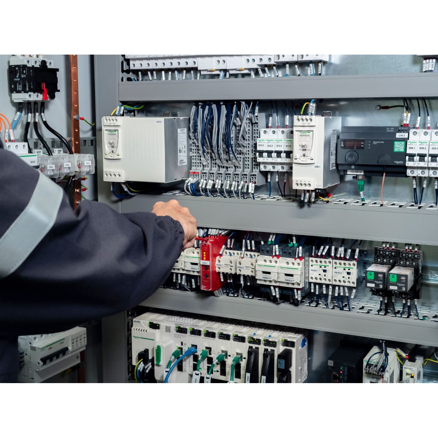 Picture of plug-in relay, Harmony electromechanical relays, 15A, 4CO, lockable test button, 120V AC