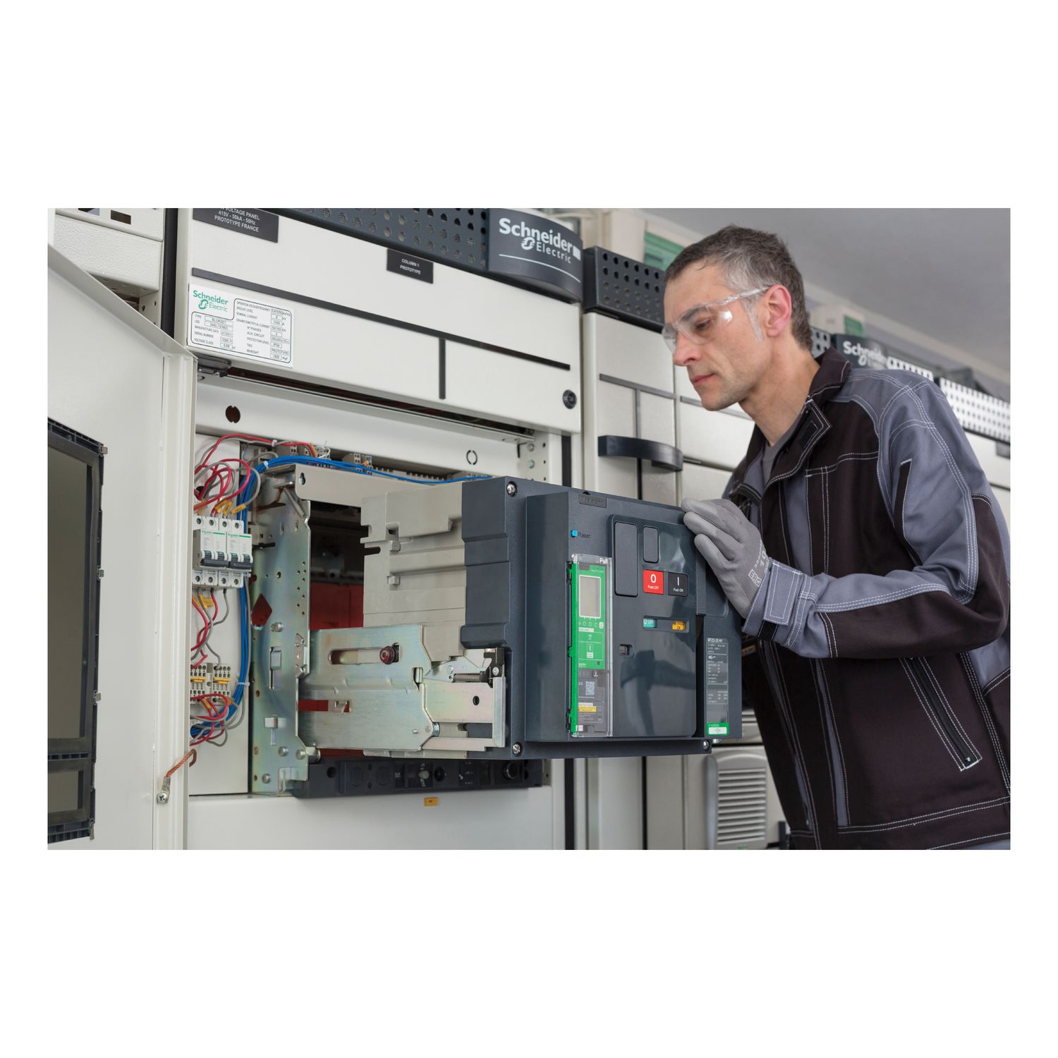 Picture of switch-disconnector Masterpact P&P MTZ 25HF - 2500 A - 690 V - 4 poles - drawout
