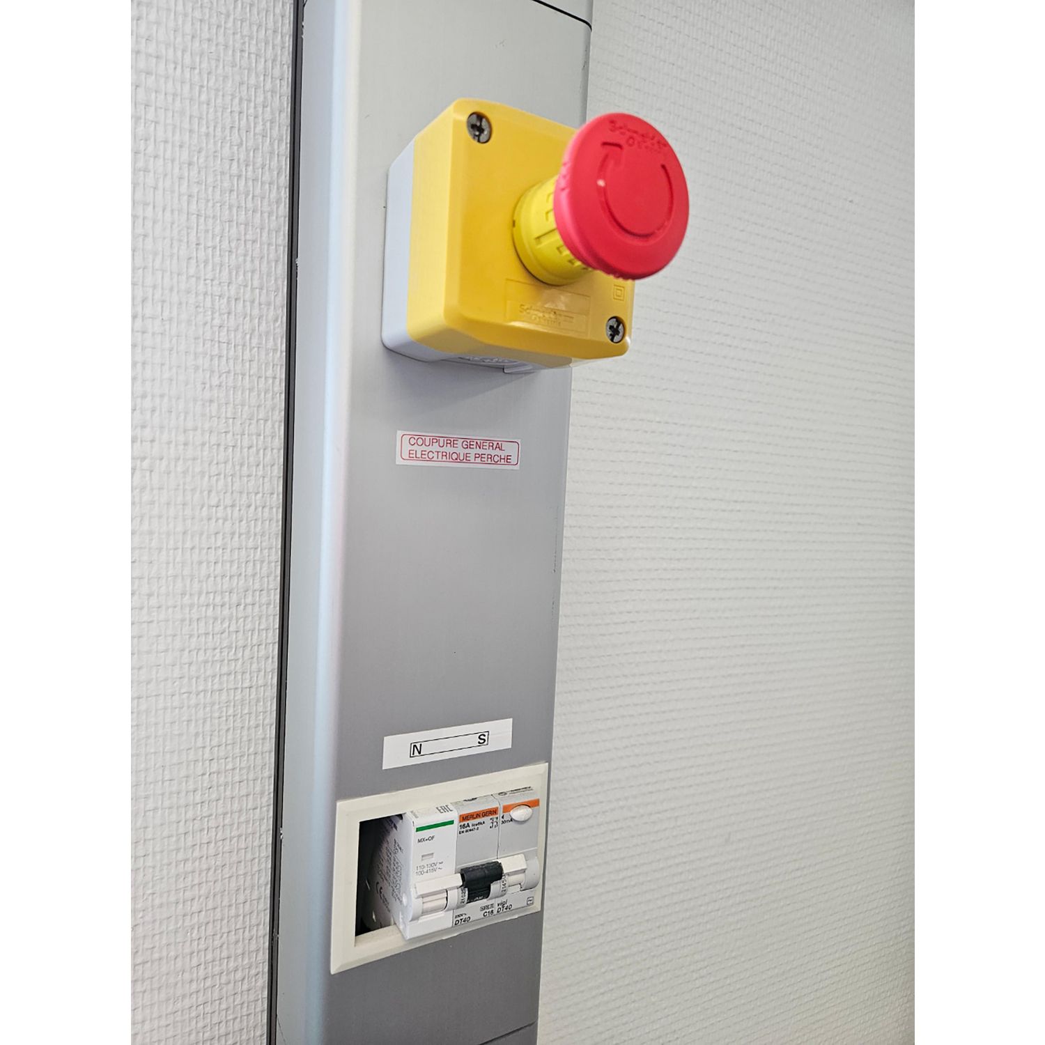 Picture of Control station, Harmony XALK, plastic, yellow lid, 1 red mushroom 40mm, turn to release, 1NC with monitoring, unmarked, UL/CSA certified